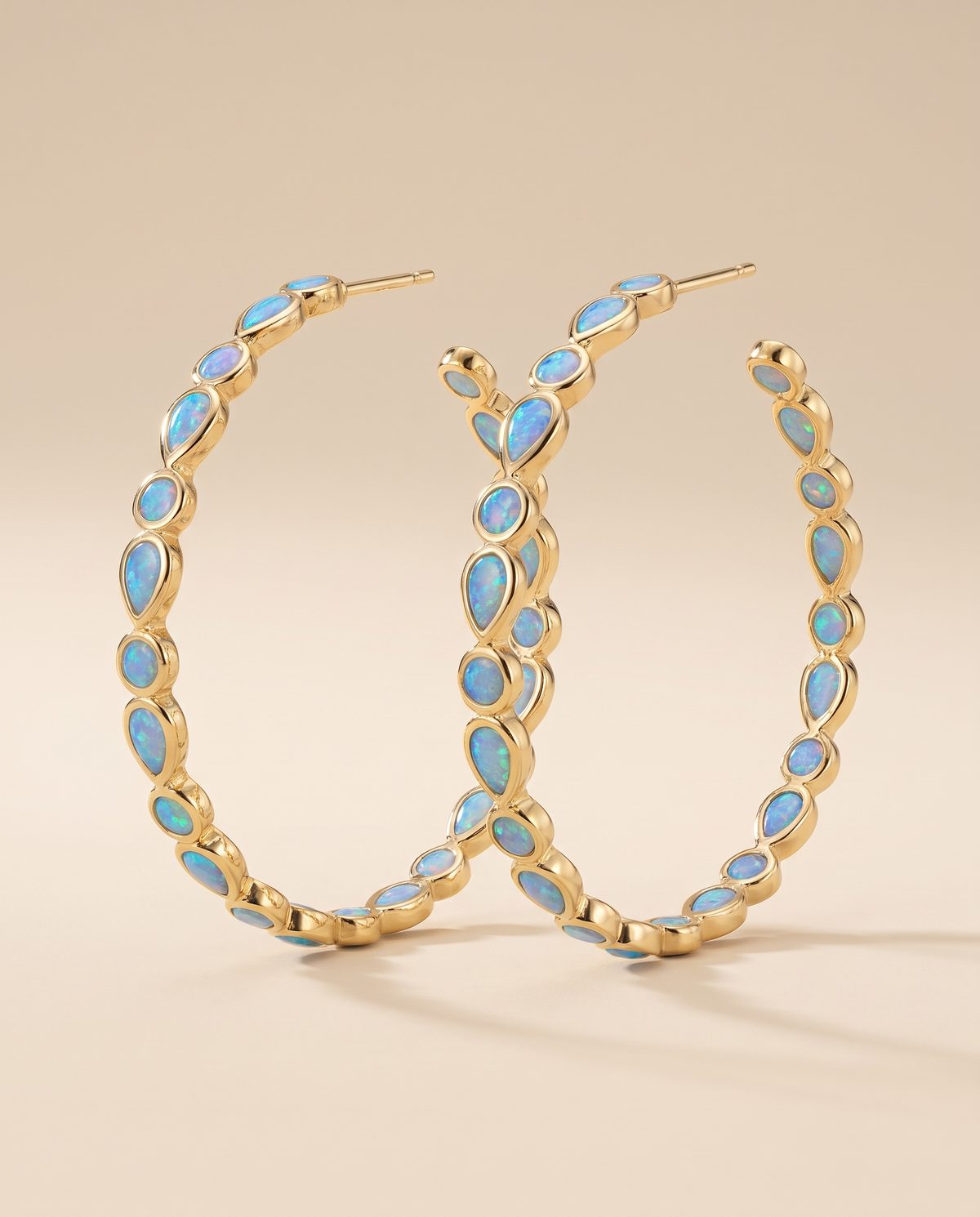 Pendientes Opal Hoop Earrings en azul cielo